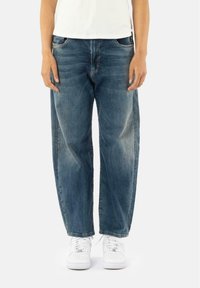 Свободные джинсы