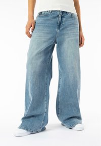 Клешеные джинсы