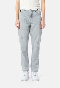 Свободные джинсы