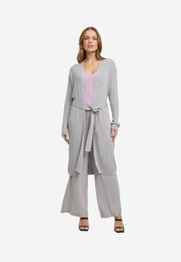 Длинный жилет