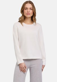 Пуловер в полоску