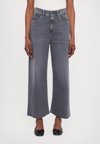 Короткие джинсы Короткие джинсы