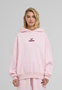 Пуловер с капюшоном Пуловер с капюшоном