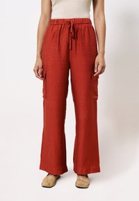 Брюки с накладными карманами