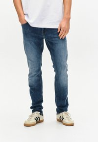 Узкие джинсы