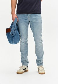 Узкие джинсы