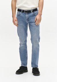 Прямые джинсы