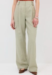 Брюки с накладными карманами