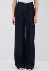 Свободные джинсы