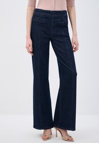 Клешеные джинсы