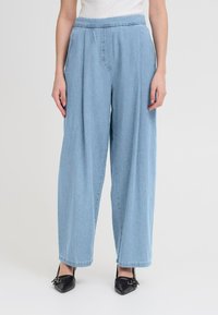 Свободные джинсы