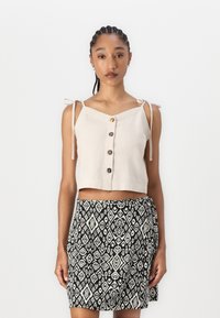 Топ на бретельках