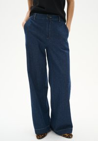 Свободные джинсы