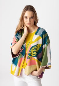 Жаккардовая вязаная кофта