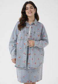 Короткое пальто