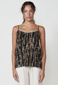 Топ на бретельках