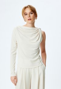 Топ на одно плечо