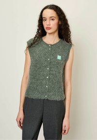 Вязаный жилет