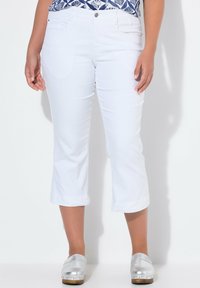 Короткие джинсы