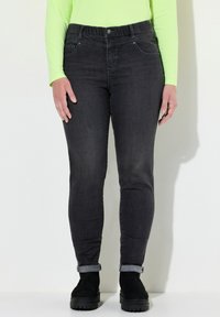 Короткие джинсы