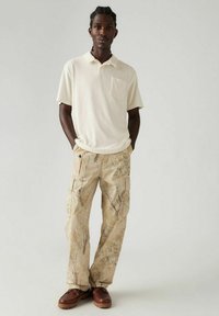 Брюки с накладными карманами