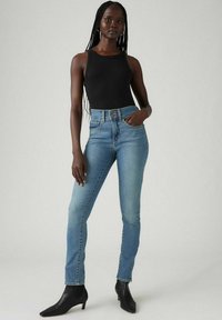 Узкие джинсы