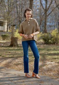 Клешеные брюки