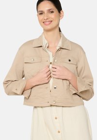 Куртка с накладнымит карманами