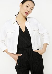 Куртка с накладнымит карманами