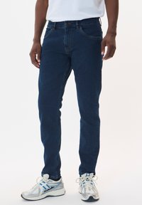 Прямые джинсы