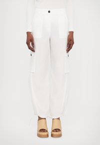 Брюки с накладными карманами