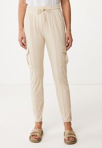 Брюки с накладными карманами