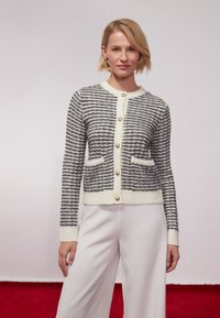 Жаккардовая вязаная кофта