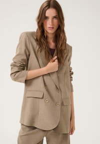 Блейзер с накладными карманами Блейзер с накладными карманами