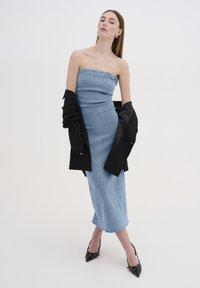 Платье без бретелек