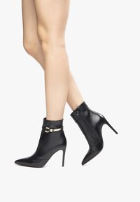 Полусапожки на высоком каблуке