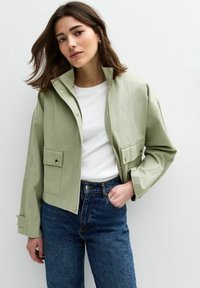 Куртка с накладнымит карманами