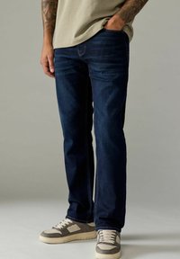 Прямые джинсы