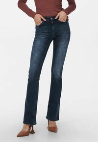 Клешеные джинсы