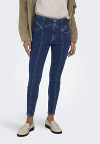 Узкие джинсы