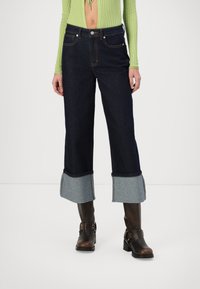 Короткие джинсы