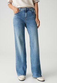 Прямые джинсы