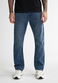 Прямые джинсы