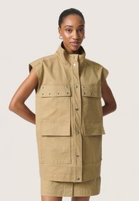 Длинный жилет