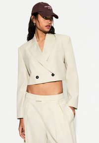 Короткий блейзер