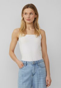 Топ на бретельках