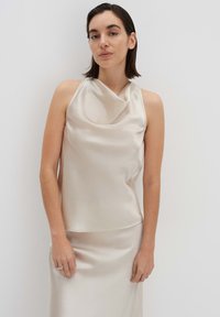 Блузка без рукавов