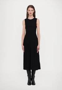 Вязаное платье