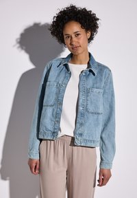 Джинсовая жилетка