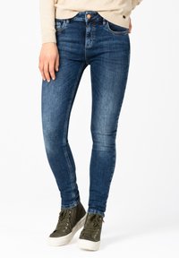 Узкие джинсы